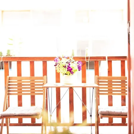 Retro Boutique Apt W Balcony In Historical Area Апартаменты *