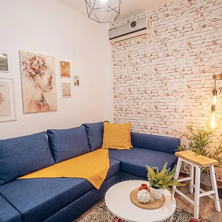 Retro Boutique Apt W Balcony In Historical Area Salonic