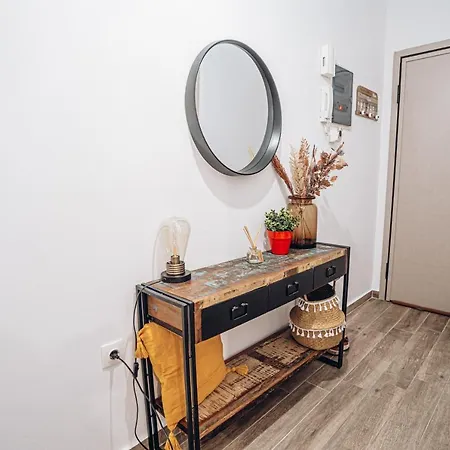Retro Boutique Apt W Balcony In Historical Area Salonic