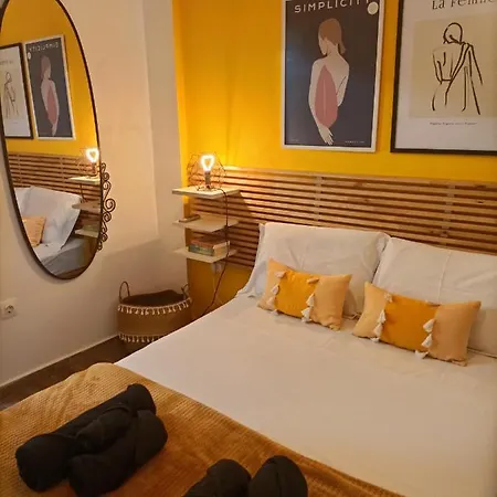 Retro Boutique Apt W Balcony In Historical Area Apartment *