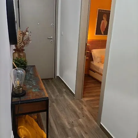 Retro Boutique Apt W Balcony In Historical Area Apartment *