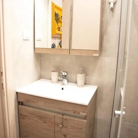 Retro Boutique Apt W Balcony In Historical Area Apartment *