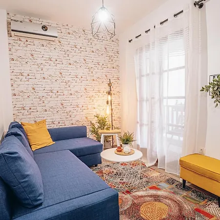 Retro Boutique Apt W Balcony In Historical Area Appartamento *