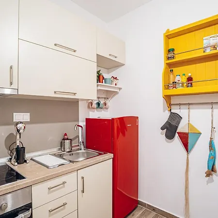 Retro Boutique Apt W Balcony In Historical Area *