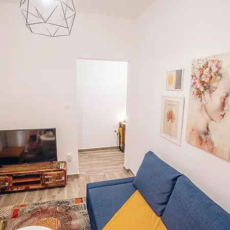 Retro Boutique Apt W Balcony In Historical Area Apartmán *
